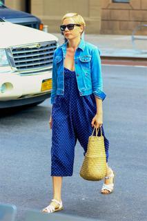 Michelle Williams feet photo thumbnail