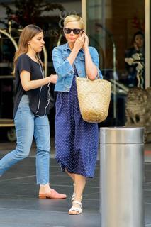 Michelle Williams feet photo thumbnail