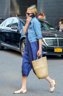 Michelle Williams feet photo thumbnail