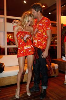 Pamela Anderson feet photo thumbnail