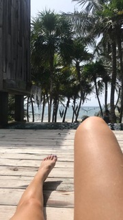 Riley Keough feet photo thumbnail