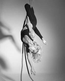 Gabrielle Taylor feet photo thumbnail