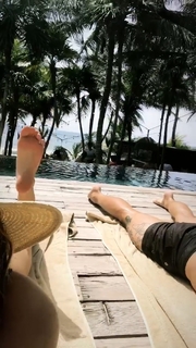 Riley Keough feet photo thumbnail