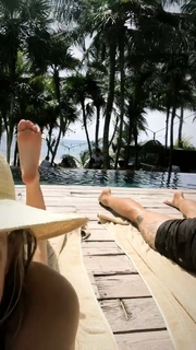 Riley Keough feet photo thumbnail