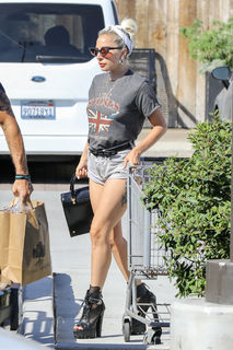 Lady Gaga feet photo thumbnail