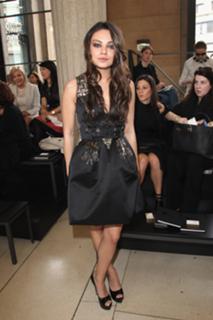 Mila Kunis feet photo thumbnail