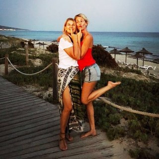 Alessia Marcuzzi feet photo thumbnail