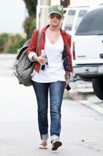 Julianne Hough feet photo thumbnail