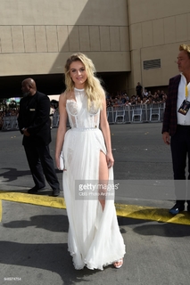 Kelsea Ballerini feet photo thumbnail