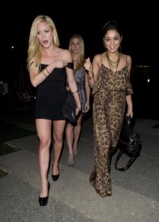 Vanessa Hudgens feet photo thumbnail