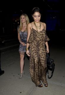 Vanessa Hudgens feet photo thumbnail
