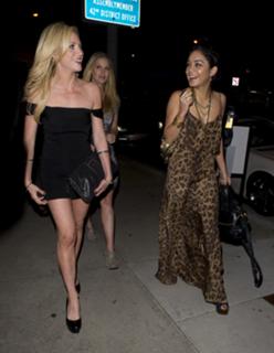 Vanessa Hudgens feet photo thumbnail
