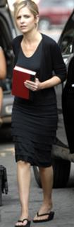 Sarah Michelle Gellar feet photo thumbnail