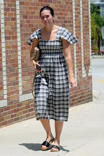 Mandy Moore feet photo thumbnail