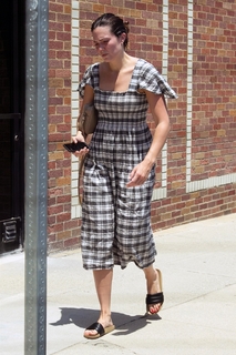 Mandy Moore feet photo thumbnail