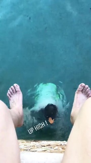 Kaley Cuoco feet photo thumbnail