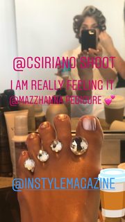 Selma Blair feet photo thumbnail