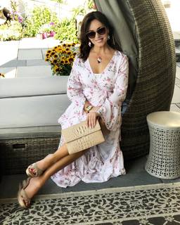 Lisa Robertson feet photo thumbnail