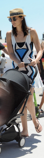 Gal Gadot feet photo thumbnail