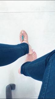 Alaine Crissiê feet photo thumbnail