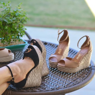 Cláudia Citroni feet photo thumbnail