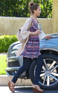 Jessica Alba feet photo thumbnail