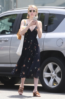 Emma Roberts feet photo thumbnail