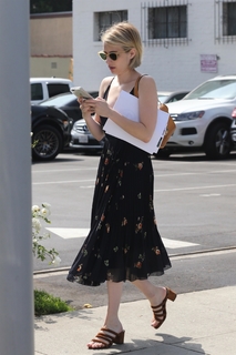 Emma Roberts feet photo thumbnail