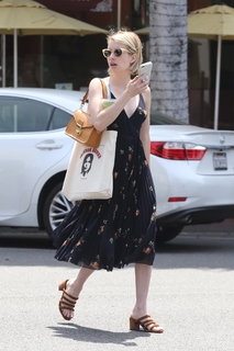 Emma Roberts feet photo thumbnail
