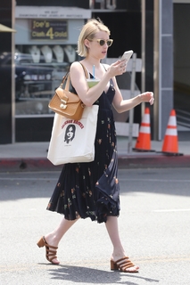 Emma Roberts feet photo thumbnail