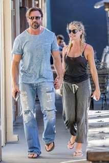 Denise Richards feet photo thumbnail