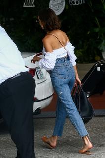 Olivia Culpo feet photo thumbnail