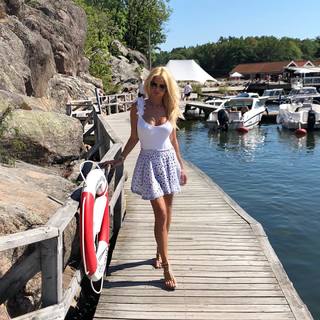 Victoria Silvstedt feet photo thumbnail