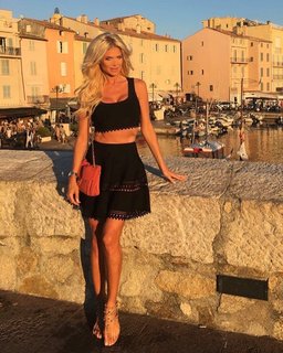 Victoria Silvstedt feet photo thumbnail