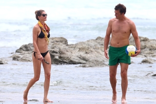 Gisele Bündchen feet photo thumbnail