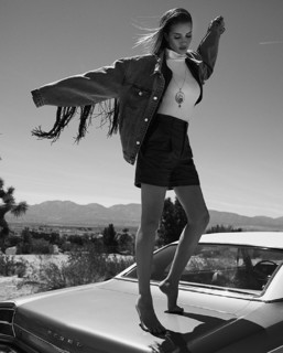 Rosie Huntington-Whiteley feet photo thumbnail