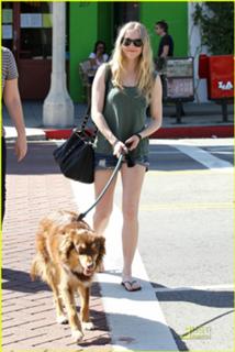 Amanda Seyfried feet photo thumbnail