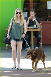 Amanda Seyfried feet photo thumbnail