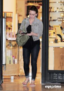 Hilary Duff feet photo thumbnail