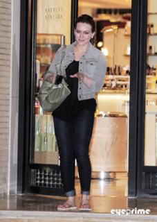 Hilary Duff feet photo thumbnail