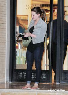 Hilary Duff feet photo thumbnail