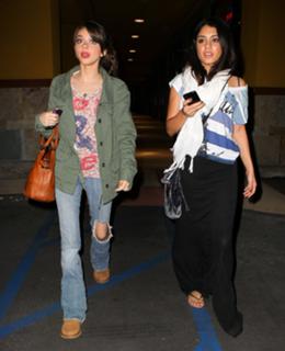 Vanessa Hudgens feet photo thumbnail