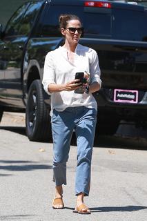 Jennifer Garner feet photo thumbnail