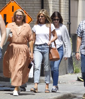 Jennifer Aniston feet photo thumbnail