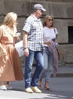 Jennifer Aniston feet photo thumbnail