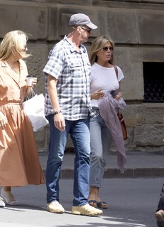 Jennifer Aniston feet photo thumbnail