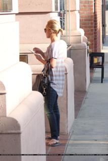 Hayden Panettiere feet photo thumbnail