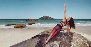 Isis Valverde feet photo thumbnail
