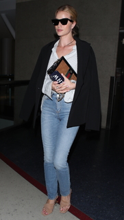 Rosie Huntington-Whiteley feet photo thumbnail