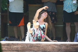 Gisele Bündchen feet photo thumbnail